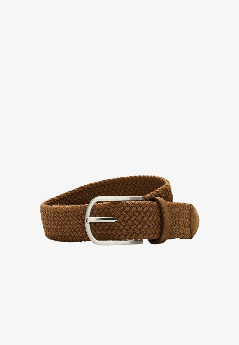 Ceinture en tissu tissé marron avec boucle en métal argenté, enroulée sur fond blanc.