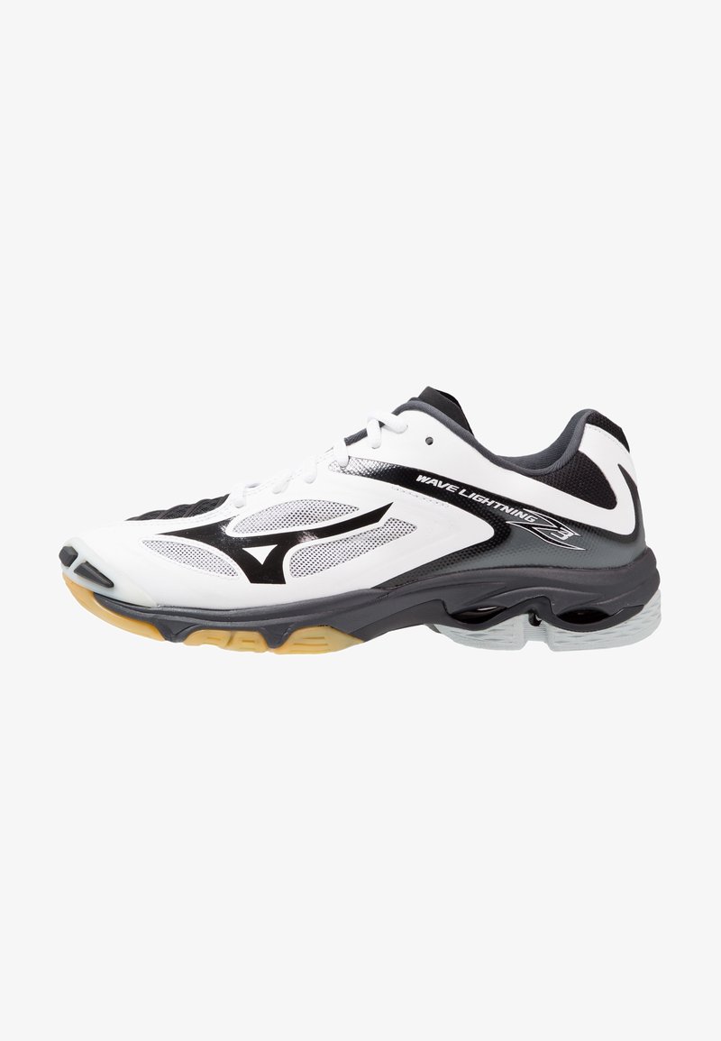 Zapatilla deportiva Mizuno Wave Lightning Z3 blanca y negra con paneles de malla y suela de goma, vista lateral, diseñada para uso en pista cubierta.