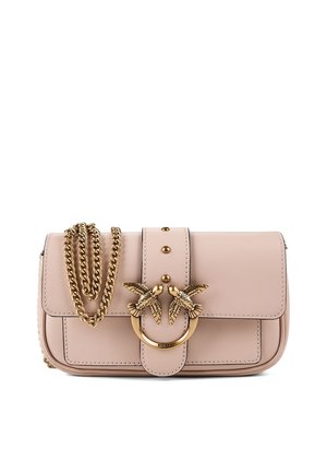 Kleine hellrosa Lederhandtasche mit einem goldenen Kettenriemen und einem goldenen Verschluss mit zwei Vögeln, die einander zugewandt sind.