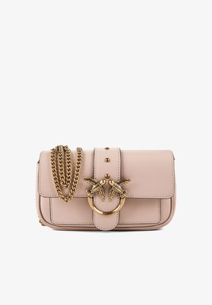 Kleine hellrosa Lederhandtasche mit einem goldenen Kettenriemen und einem goldenen Verschluss mit zwei Vögeln, die einander zugewandt sind.