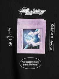 Sort t-shirt med et lilla spil cartridge grafik, der har et indviklet kløedesign, tekst "OSAKA Kyoto" og et citat i en oval.