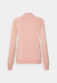 Rosa stickad tröja med rund hals, långa ärmar, ribbade mudd och en slät yta, med en enkel, minimalistisk design.