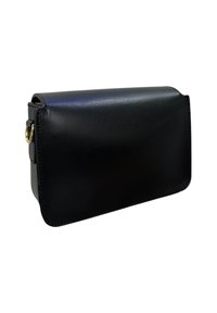 Borsa a tracolla nera in pelle con texture liscia, forma rettangolare e dettagli in metallo dorato. Presenta una chiusura a patta.