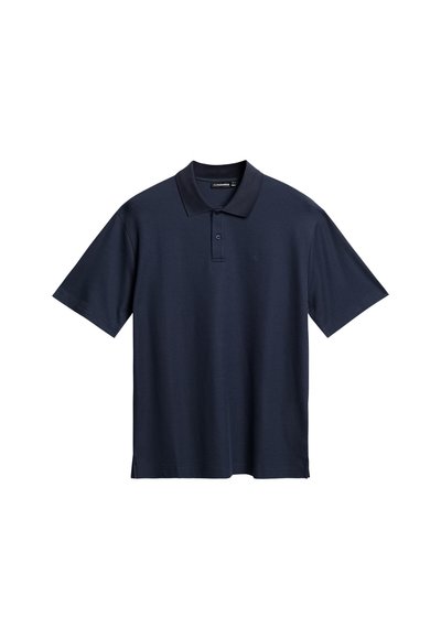 Marineblå kortærmet polo-shirt i blødt bomuld. Har klassisk krave, tre-knaps lukning og sideskår for lettere bevægelse.