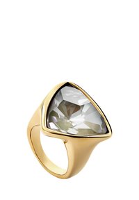 Anillo de oro con una piedra transparente triangular facetada en el centro, banda lisa, acabado pulido y diseño minimalista.