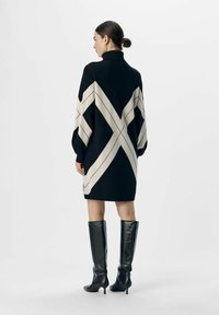 Object OBJRAY ROLL NECK - Abito in maglia - black