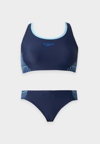 Μπλε ναυτικό μπικίνι δύο τεμαχίων με ανοιχτό μπλε ρέλι, λογότυπο Speedo στο πάνω μέρος και μπλε σχέδια στα πλαϊνά και στο πάνω και στο κάτω μέρος.