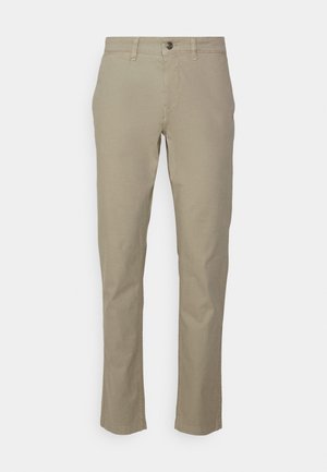 Beige Baumwoll-Chinos mit geradem Bein, ausgestattet mit einem Knopfverschluss und einem standardmäßigen Taschendesign. Glatte Textur ohne sichtbare Muster.