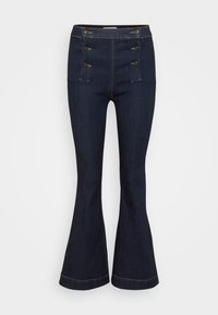 Fatos de ganga azul-escuro com boca de sino e cintura alta, apresentam cinco botões decorativos e costura em contraste ao longo das costuras.