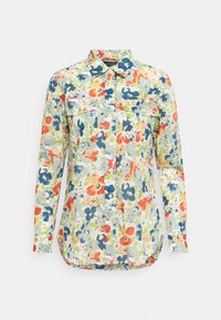 Blommönstrad långärmad skjorta i ljusblått med röda, orange och gröna nyanser, en knapp-down krage och två bröstfickor.