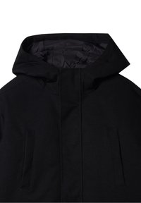 Veste noire à capuche avec un extérieur lisse, dotée d'une fermeture éclair sur le devant et de deux poches avant. L'intérieur est doublé d'un tissu contrastant.