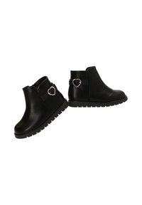 Botas de cuero negro hasta el tobillo con punta redonda, correa texturizada con un hebilla en forma de corazón y suela resistente.