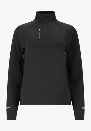 Sort langærmet trøje med lynlås ved kraven, lavet af et glat, letvægtsstof. Har reflekterende detaljer på ærmerne.