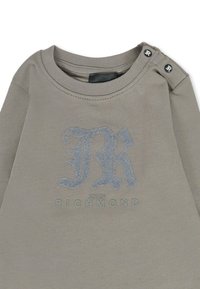 Szara bawełniana koszula z długim rękawem z teksturowanym niebieskim logo "JR RICHMOND" z przodu oraz dwoma czarnymi guzikami na ramieniu.