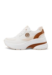Sneakers bianchi con un design testurizzato, caratterizzati da accenti marroni e beige, un logo prominente e una suola chunky e sagomata.