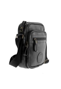 Bolso de hombro de cuero negro con un acabado texturizado, correa ajustable, bolsillo con cremallera en la parte frontal y detalle del logotipo en relieve. Las dimensiones sugieren un diseño compacto.