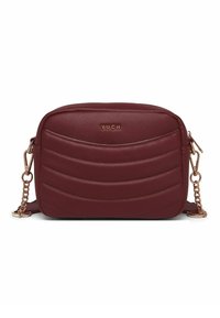 Burgundská crossbody taška vyrobená z syntetické kůže, se prošívaným designem, zlatým kováním a nastavitelným řetízkem.