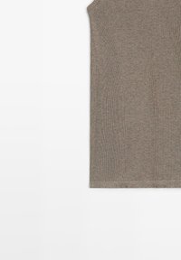 Mouwloze geribde gebreide top in grijs-beige met hoge hals, plat gelegen op een witte achtergrond.