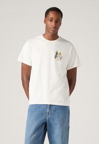 Levi's® RELAXED FIT TEE - Camiseta estampada - bright white