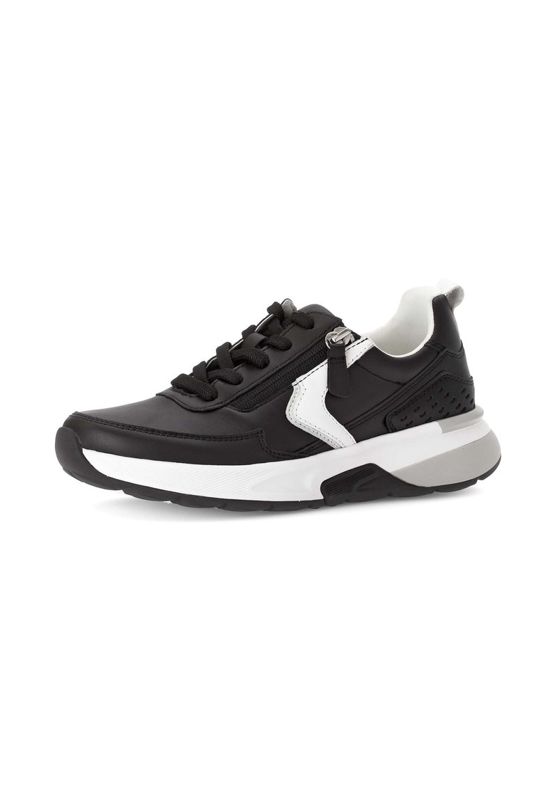 Zwarte sneaker met witte accenten, beschikt over een glad bovenwerk van synthetisch materiaal, een gestructureerd zijpaneel, ronde veters en een dikke rubberen zool.
