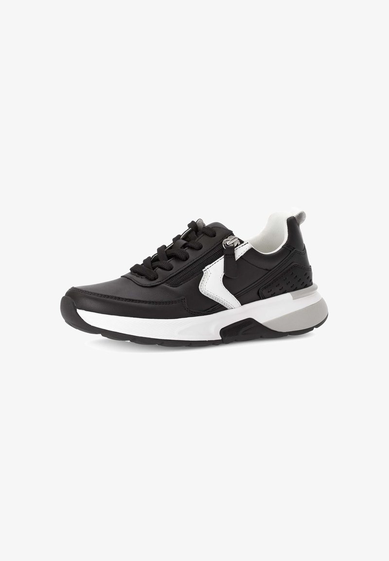 Zwarte sneaker met witte accenten, beschikt over een glad bovenwerk van synthetisch materiaal, een gestructureerd zijpaneel, ronde veters en een dikke rubberen zool.