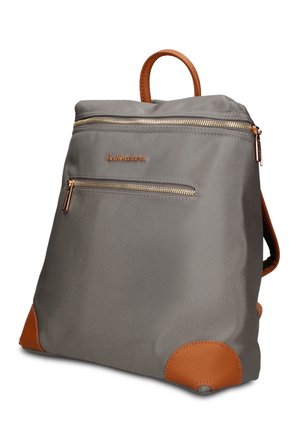 Sac à dos en tissu gris avec des accents en cuir marron, des fermetures éclair dorées, une poignée supérieure et une poche avant zippée, debout sur fond blanc.