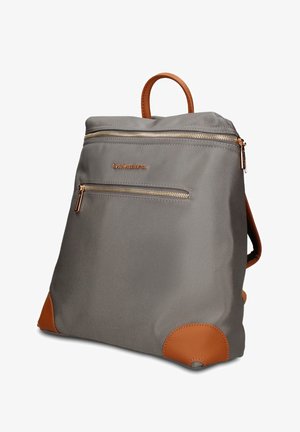 Sac à dos en tissu gris avec des accents en cuir marron, des fermetures éclair dorées, une poignée supérieure et une poche avant zippée, debout sur fond blanc.