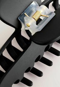Next MATTE CLAW CLIP-REGULAR FIT - Soenguaksessuaarid - black