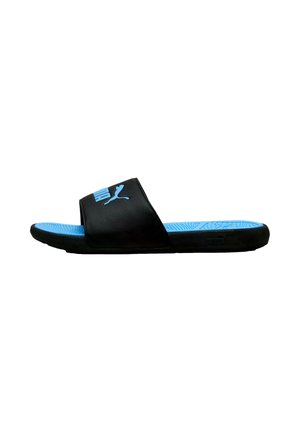 Schwarze Puma Slide-Sandale mit blau strukturiertem Fußbett und blauem Puma-Logo auf dem Riemen, gezeigt im Seitenprofil auf weißem Hintergrund.