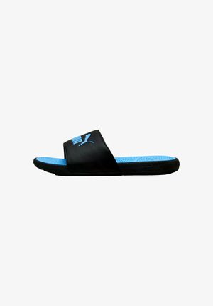 Schwarze Puma Slide-Sandale mit blau strukturiertem Fußbett und blauem Puma-Logo auf dem Riemen, gezeigt im Seitenprofil auf weißem Hintergrund.