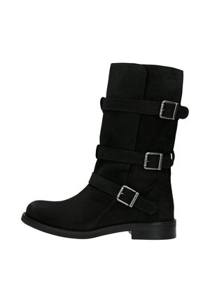 Schwarzer Wildlederstiefel mittlerer Kalblänge mit drei verstellbaren Riemen und silbernen Metallschnallen, niedrigem Absatz und abgerundetem Zehenbereich vor weißem Hintergrund.