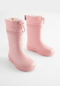 Cizme de pluă din cauciuc roz, cu un șnur floral quilted, cordon ajustabil și talpă texturată pentru aderență. Captuseală moale în partea de sus.