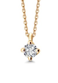 Złoty naszyjnik łańcuszkowy z okrągłym diamentowym wisiorkiem, bezpiecznie osadzonym w czterech pazurkach, podkreślającym jego przezroczystość i blask.