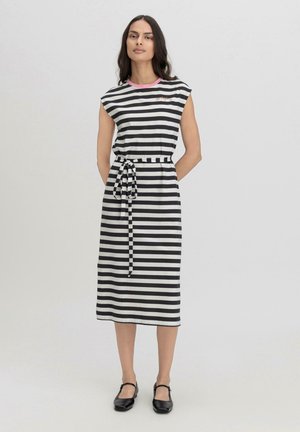 Gestreiftes Kleid in Schwarz und Weiß, mit einem pinkfarbenen Ausschnitt, kurzen Ärmeln, einem taillierten Gürtel und einem fließenden Schnitt bis zur Mitte der Waden.