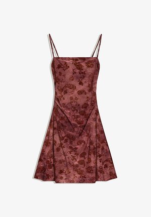 Rochie din satin în nuanță de roz intens, cu modele paisley și florale, prevăzută cu bretele subțiri și o siluetă evazată în formă de A. Textură netedă.