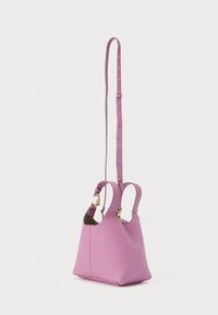 Μικρό δερμάτινο τσαντάκι λεβάντας με κοντά διπλά χερούλια και μακρύ ρυθμιζόμενο ιμάντα ώμου, μεταλλικά στοιχεία σε χρυσό τόνο, υφή με ανάγλυφη επιφάνεια.