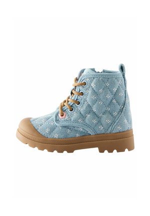 Bottine à la cheville en tissu matelassé bleu clair avec petits motifs floraux blancs, lacets marron et semelle ainsi que bout en caoutchouc marron.