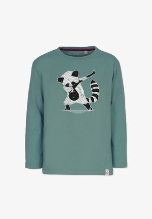 Pitkähihainen teal-välinen puuvillapaita, jossa on mustavalkoinen pesukarhu-grafiikka soittamassa kitaraa, ja helman kohdalla pieni logo-tarra.