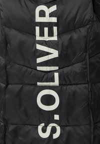 Czarna kurtka puchowa z pikowanym wzorem, z wyraźnym białym logo "S.OLIVER" i gładką, błyszczącą fakturą.