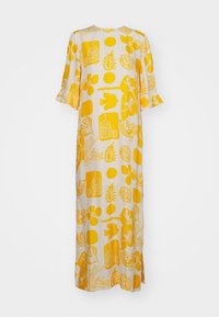 Robe longue jaune à motifs avec manches courtes, présentant divers dessins tels que des fleurs, des bouteilles et des formes abstraites sur un fond en tissu clair.