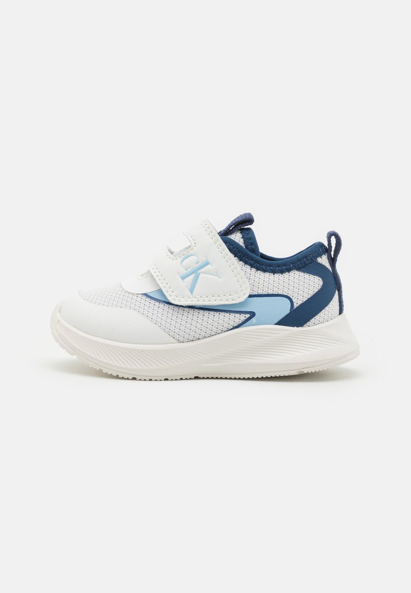 Vita sneakers med meshöverkrok, marinblå och ljusblå accenter. Utrustad med kardborreband och strukturerad gummi-sula för bra grepp.