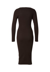 Robe marron à manches longues et ajustée, en tissu côtelé, présentant un ourlet droit et un col montant, sans motifs ni détails supplémentaires.