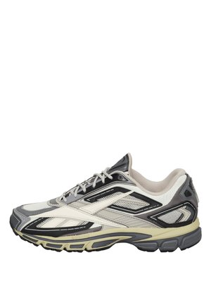 Scarpa da corsa con pannelli in mesh e sintetico bianco, grigio e nero, chiusura con lacci, collo imbottito e suola in gomma resistente.