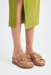 RYŁKO - Klapki płaskie