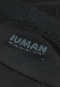 Zwarte herenondergoed met een gladde stoftextuur. Beschikt over een elastische tailleband met het "IUMAN" logo en maat "L" discreet afgedrukt.