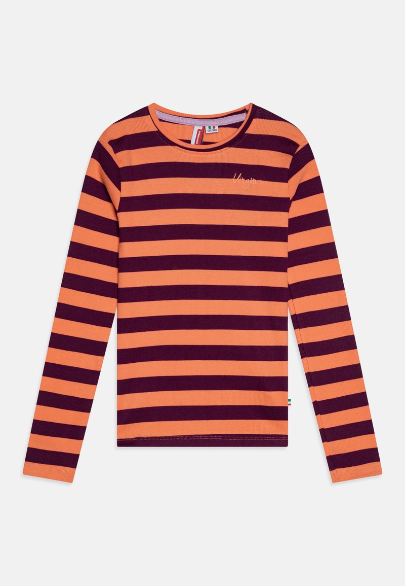 Pikem varrukaga T-särk, millel on horisontaalsed oranžid ja tumelilla triibud, ümmargune kaelus ja tikitud logo rinnal.