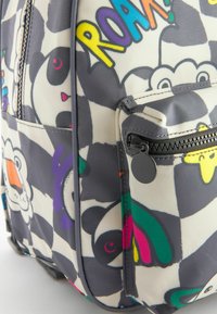 Sac à dos avec un design à motifs aux couleurs vives, incluant des pandas et des arcs-en-ciel, fabriqué en tissu résistant, avec des fermetures éclair et des poches.