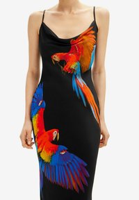 Abito in satin nero con scollo a barca e spalline sottili, caratterizzato da grafiche dettagliate di pappagalli vivaci in rosso, blu e arancione.
