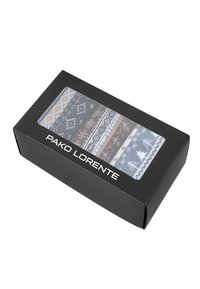 Czarne prostokątne pudełko z przezroczystym wieczkiem, zawierające wzorzyste przedmioty w kolorach niebieskim, szarym i brązowym, z geometrycznymi wzorami i płatkami śniegu.