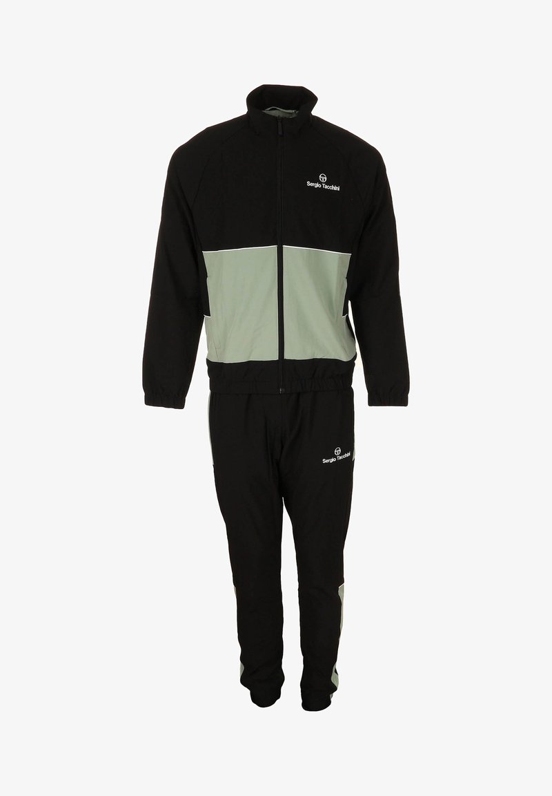 Zwarte joggingset met een dichtgenaaide jas die een lichtgroene streep over de borst heeft en bijpassende accenten op de broek, gemaakt van rekbare stof.